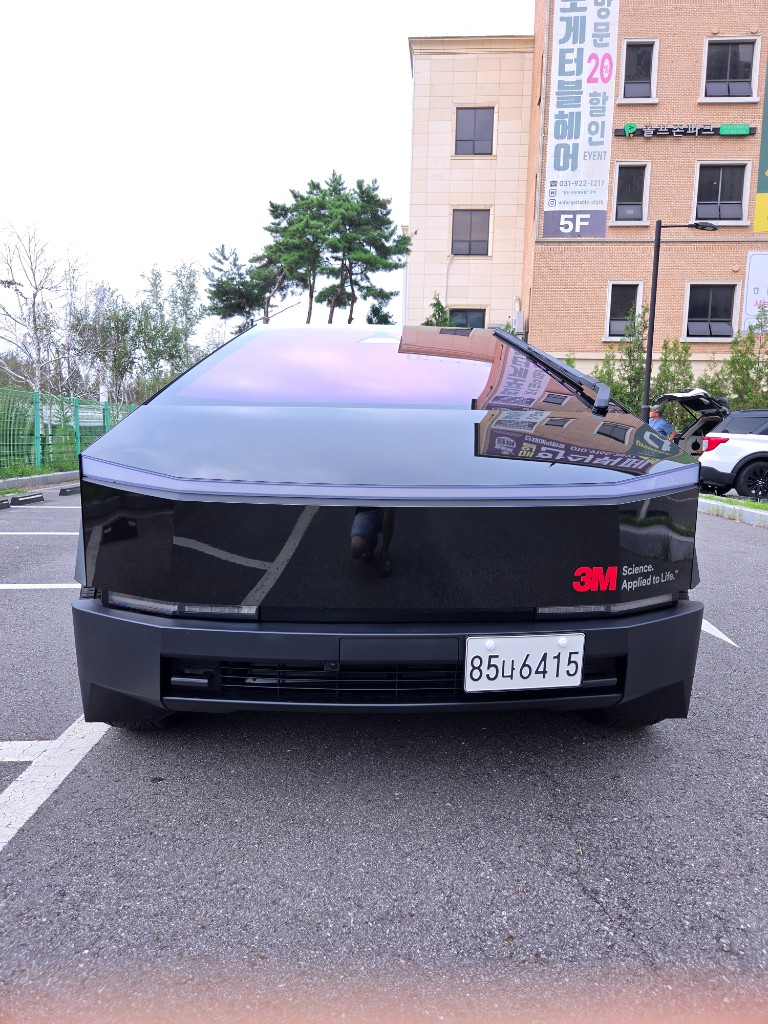 사이버트럭 전면과 3M 엠블럼