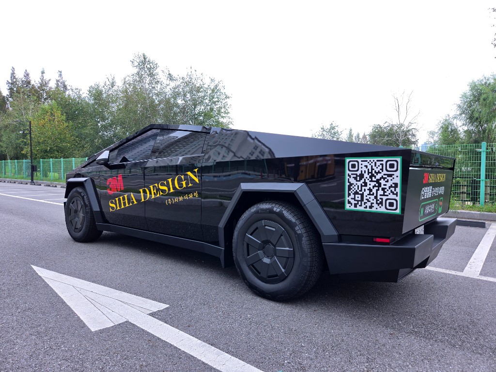 사이버트럭 후면 QR 랩핑